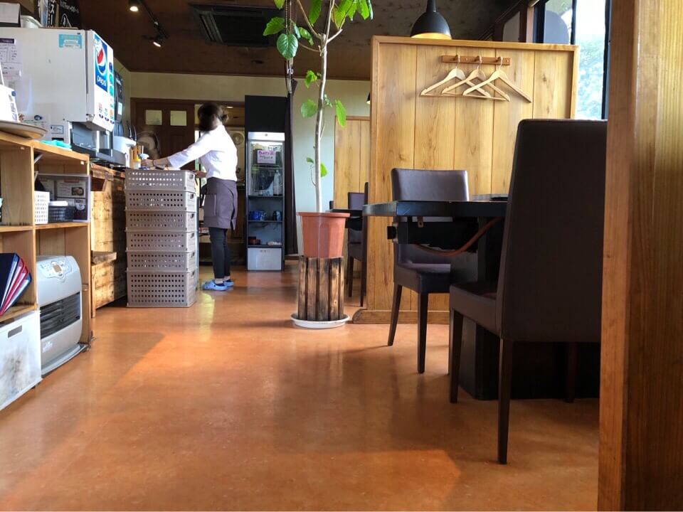 やきにく倶楽部の店内