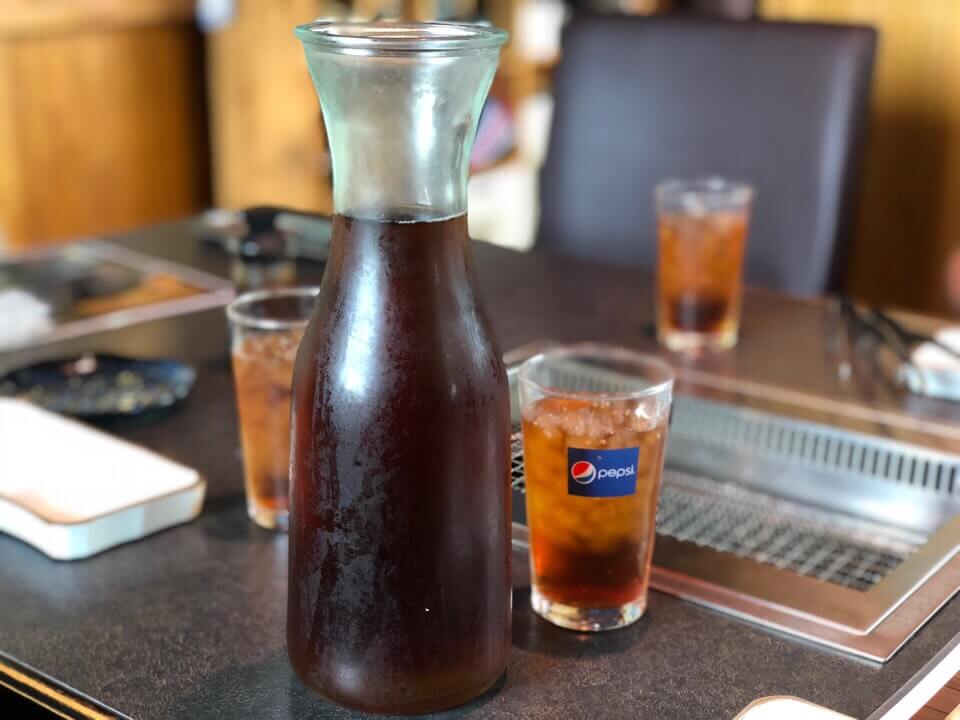 やきにく倶楽部のお冷はウーロン茶