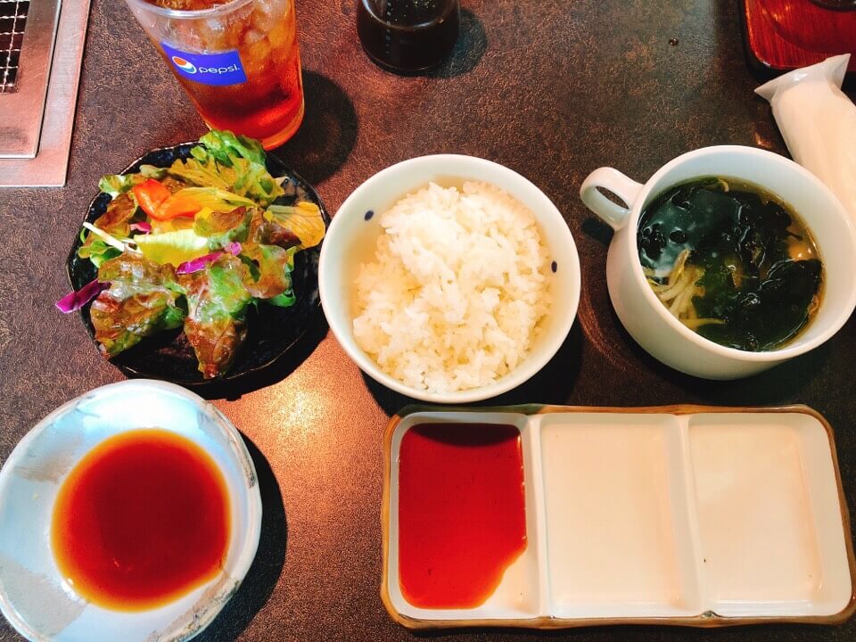 サラダとご飯とスープやタレ