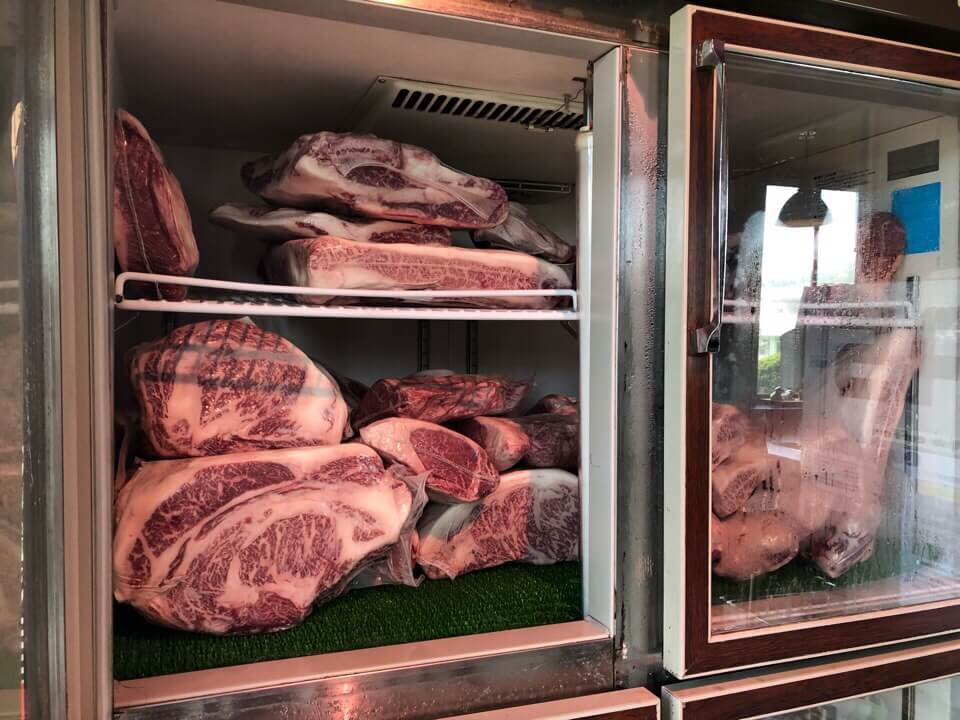 お店の横にある冷蔵庫には塊肉が沢山!