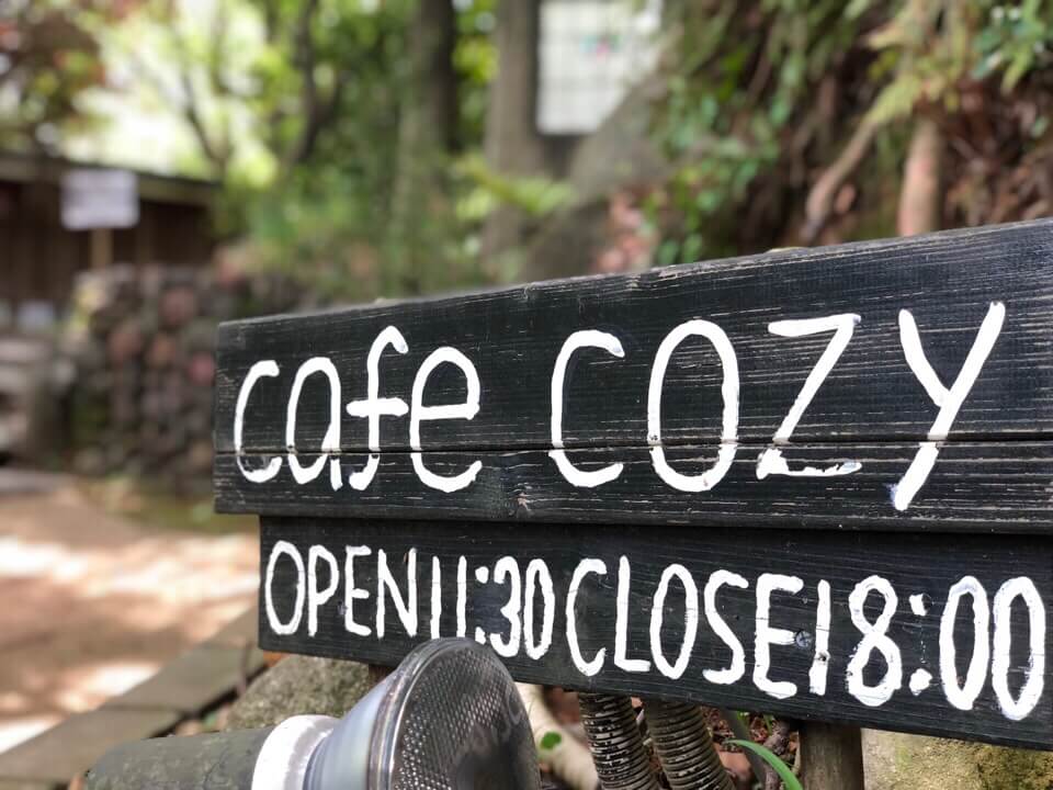 Cafe Cozyの看板 営業時間は11:30から18:00