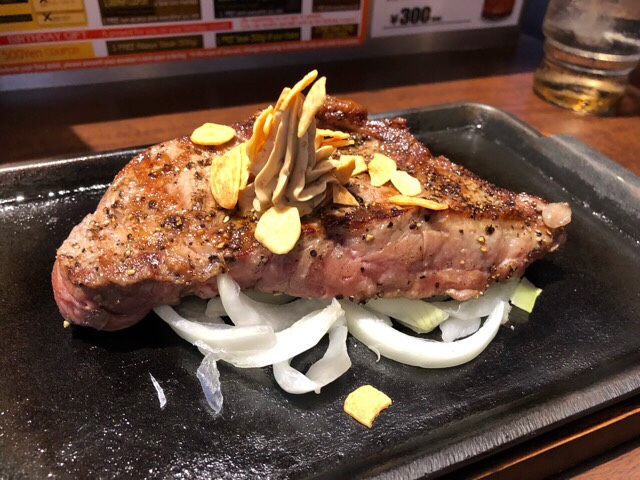 入国ゲートに入る前にいきなりステーキのお店がある