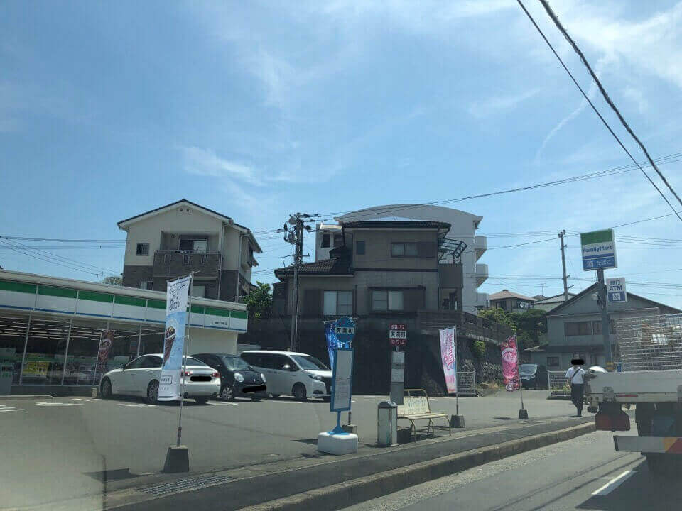 カフェジュンノスケへは天満町のファミマを曲がる
