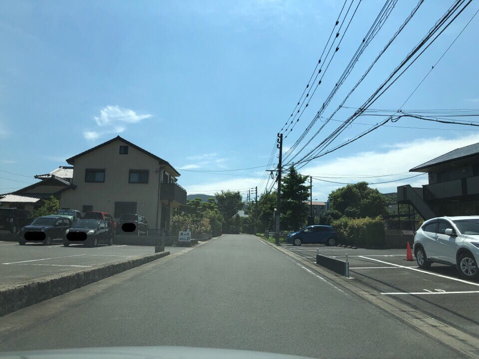 風の森まなびのへの駐車場は左折して右折すると広い駐車場に辿り着く