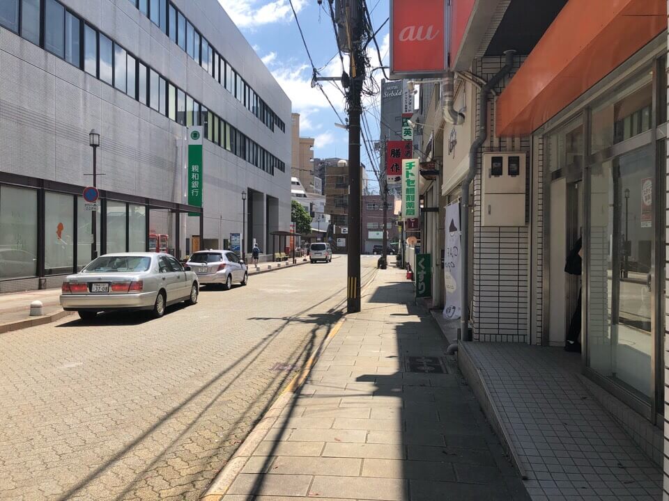 デリカフェうさぎは住吉のauショップの横にあります