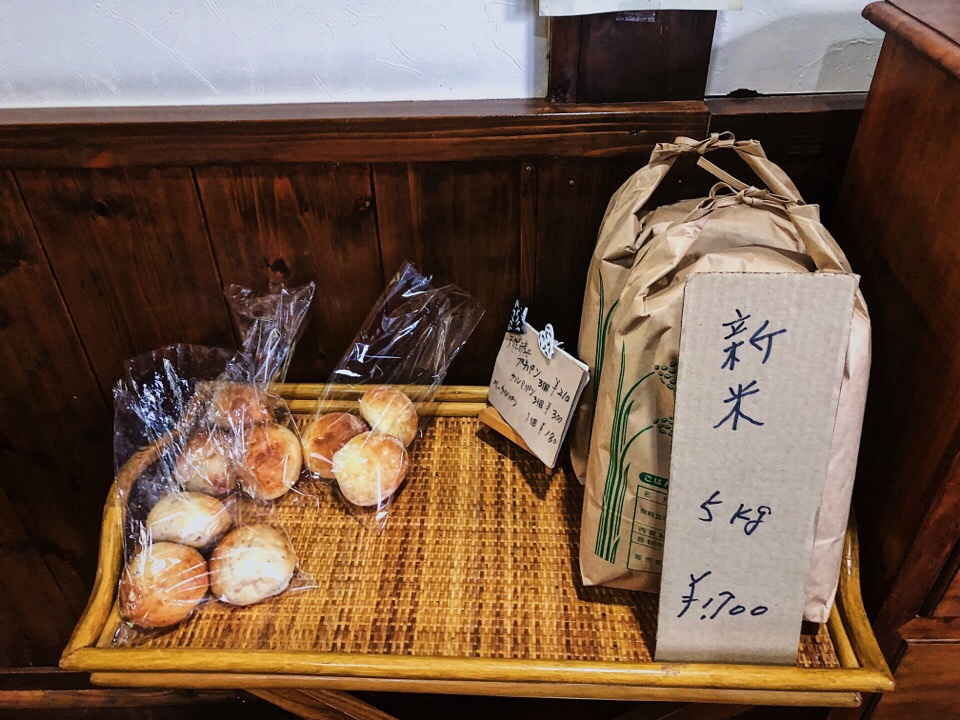 梅蓮のレジ横で自家製天然酵母パンを販売している