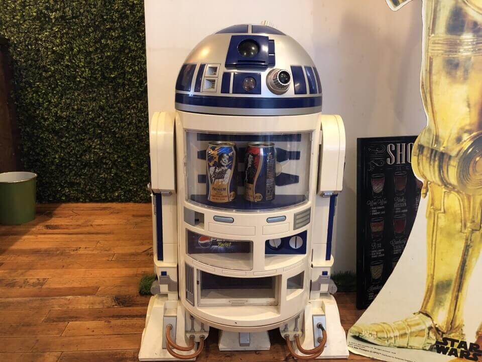住吉azito(アジト)の店内ではR2-D2がお出迎えしてくれるぞ