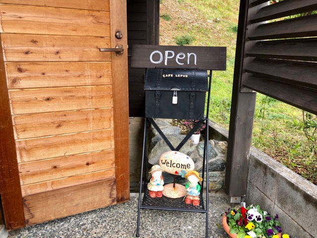 cafe Lepusの入り口が可愛い
