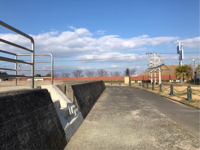 森園公園の横にガラスの砂浜への階段があります