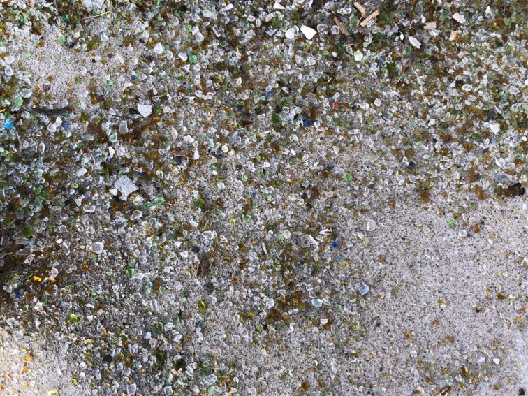 階段に落ちているガラスの砂も綺麗