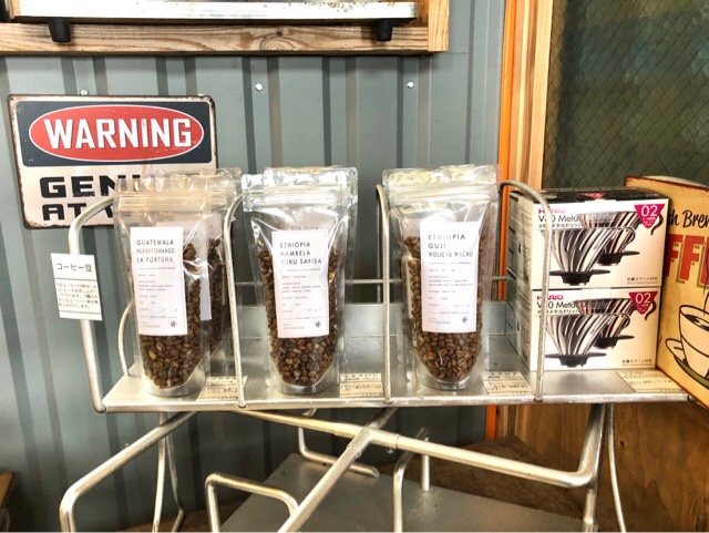 ボーダレスラウンジには店内で飲めるコーヒーと同じ豆が販売されている