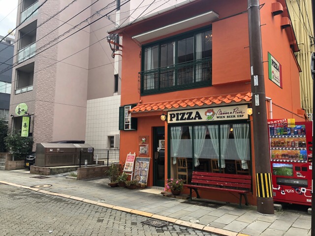 オレンジ色のお店がマンマのピッツァ