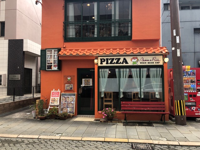 目立つマンマのピッツァの外観
