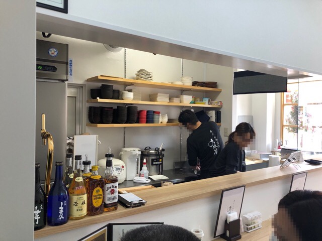 住吉の牛たん専門店 大阪屋のカウンターからは厨房が見える