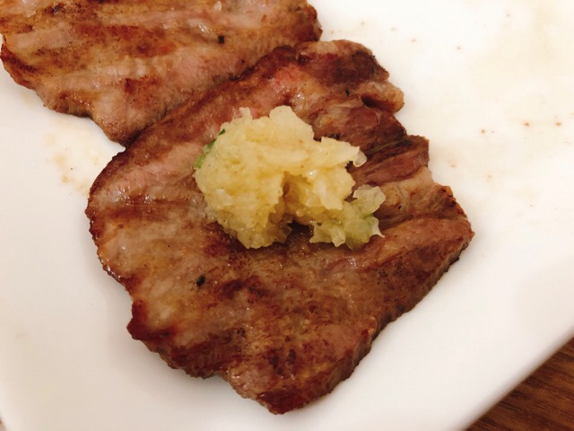 牛たんにたっぷり自家製ネギをのせレモン汁につけていただく