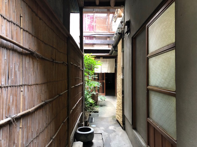 長崎の蕎家の路地は意外と長い