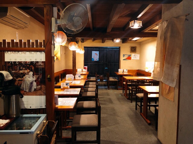 万屋町の蕎家の店内がレトロでエモい