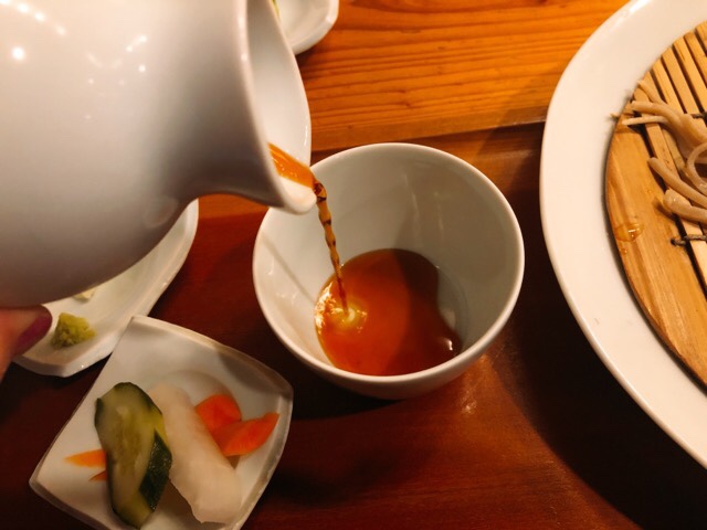 蕎家の手打ち長野産信州二八蕎麦はそばつゆにつけていただく