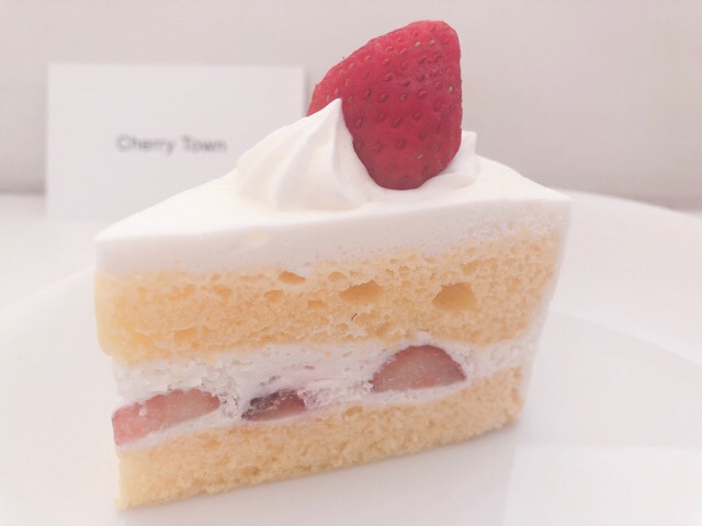 Chery Townのケーキを食べる