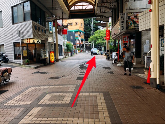 Easeの場所は三八ラーメンを通り過ぎてまっすぐ