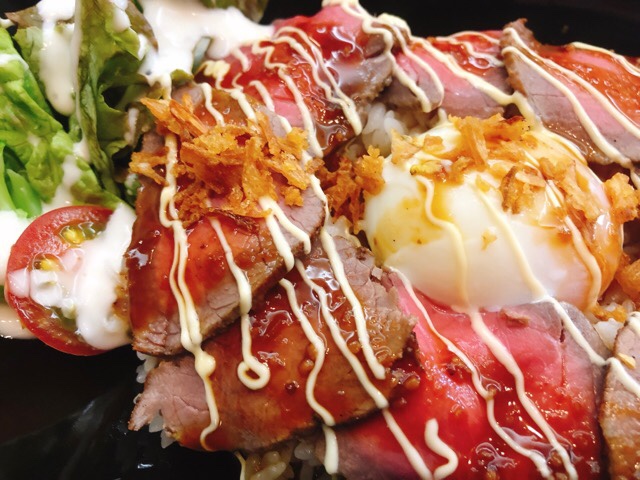 Easeのローストビーフ丼が美味しい