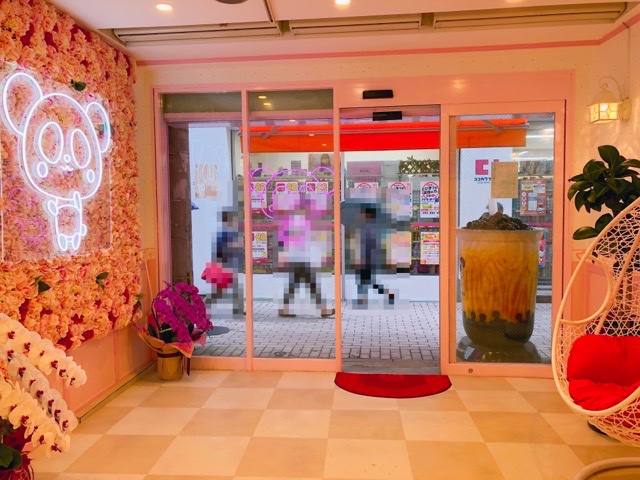 タピパンダの前にはココカラファインが見える