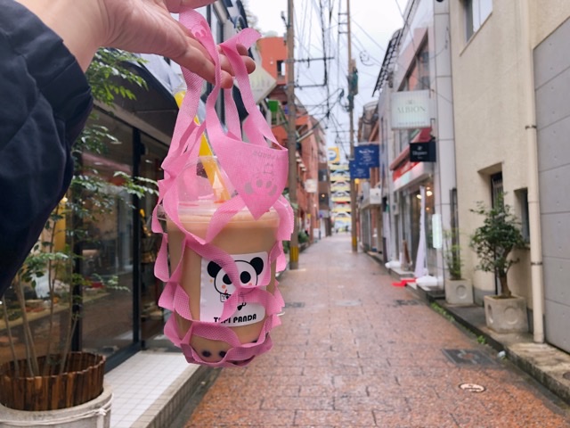 タピパンダのタピオカを持って急いで車に向かう