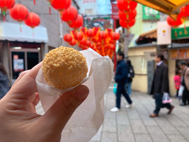 ランタンフェスティバルの黒ごま餡の入った胡麻団子