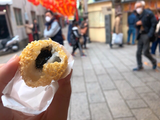 ランタンフェスティバルの胡麻団子の中に黒ごま餡がたっぷり
