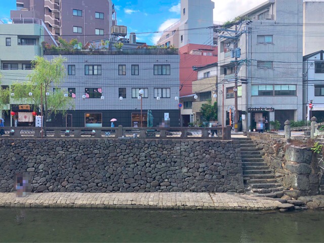 階段左上がツルさんのコーヒー